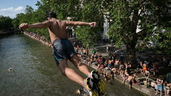 Popular city bans public alcohol amid heat wave as people take risks to cool down Melbourne School
