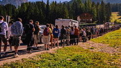 Thousands swarm stunning mountain escape as selfie tourism backlash erupts online Melbourne School