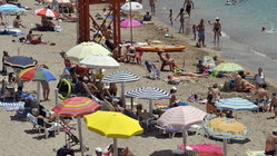 Violent brawl over lounge chairs at famous beach leaves one man dead, others facing charges Melbourne School